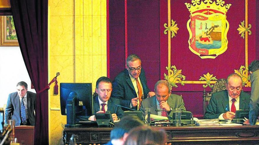 Elías Bendodo, a la izquierda parece permanecer a la espera de la decisión política del alcalde.