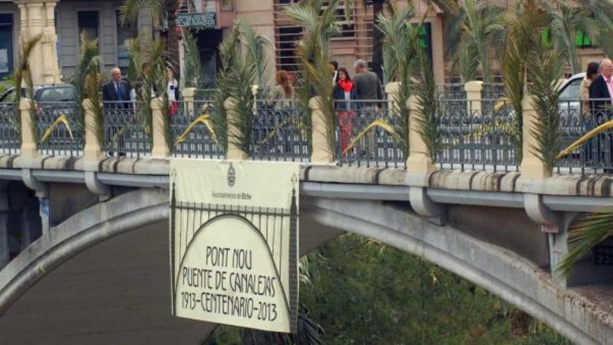 El puente de Canalejas celebró ayer su centenario con un sencillo acto en el que se inauguró un monolito conmemorativo y una muestra gráfica.
