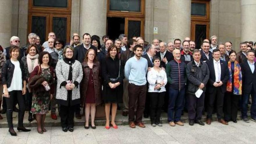 Foto de familia de los trabajadores premiados y los responsables de Ingeniería Industrial, ayer, en la sede de Torrecedeira. // Marta G. Brea