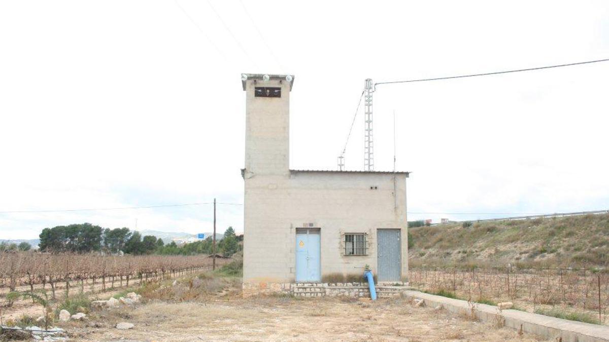 Pozo de riego próximo a explotaciones de cultivos en Valencia.