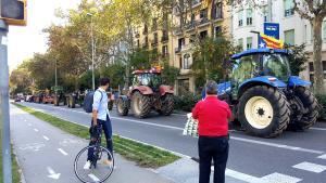 Desenes de tractors han arribat aquest dimarts a Barcelona per participar en la concentració convocada per l’ANC i Òmnium Cultural en suport a la declaració que realitzarà Puigdemont al Parlament. Els tractors han sigut convocats pels sindicats Unió de Pagesos i JARC.