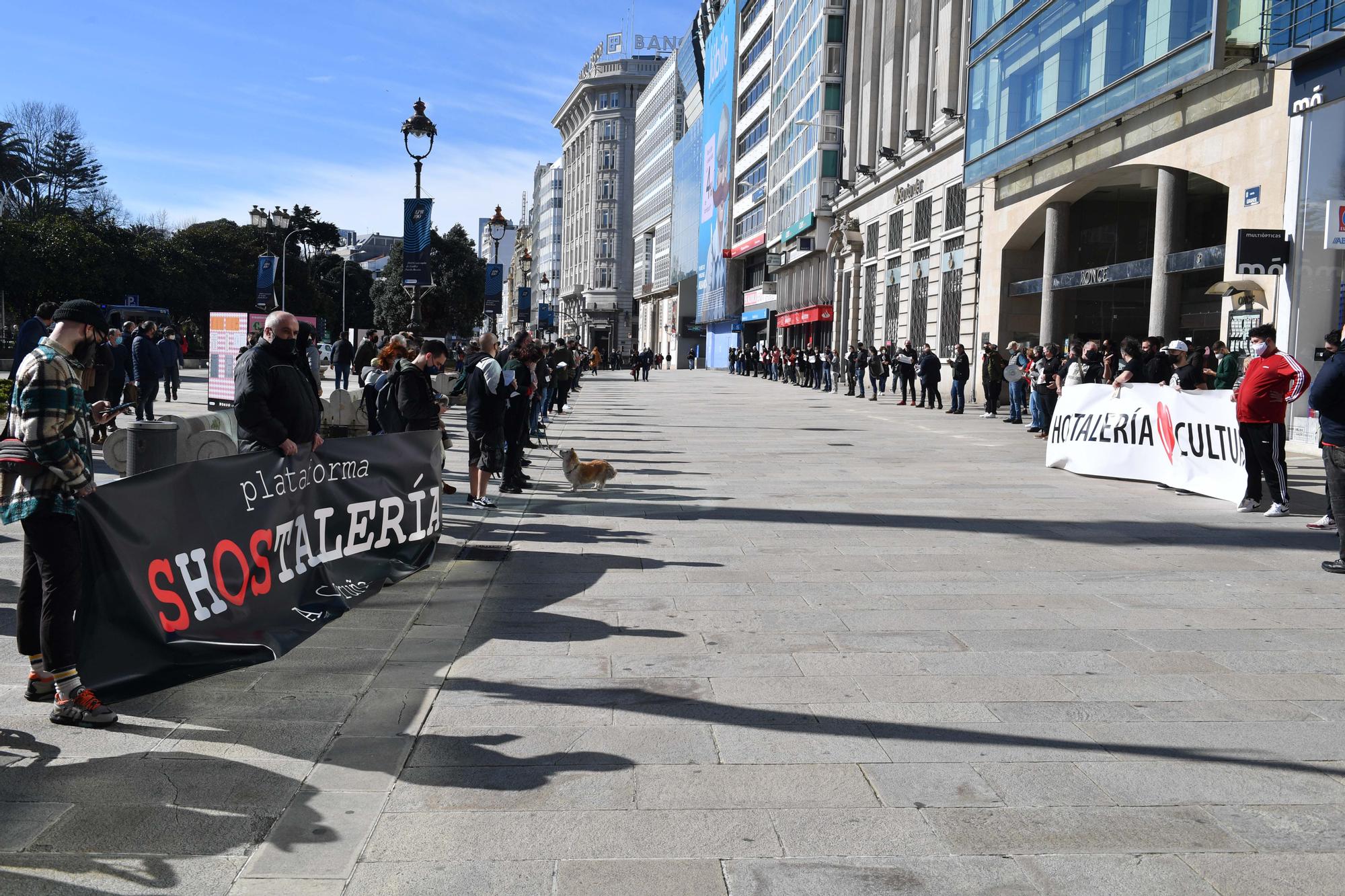 Los hosteleros se concentran en el Obelisco y piden un "rescate urgente"