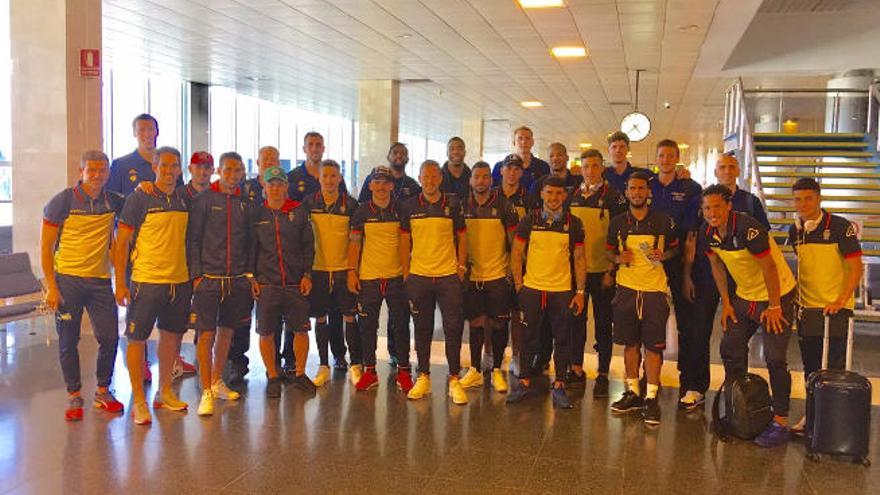 Los jugadores del Herbalife posan junto a los de la UD Las Palmas, con quienes compartieron viaje a Bilbao.