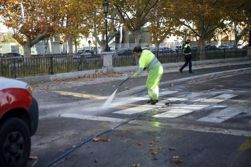 Los Bomberos de Zaragoza sacan un vehículo del canal