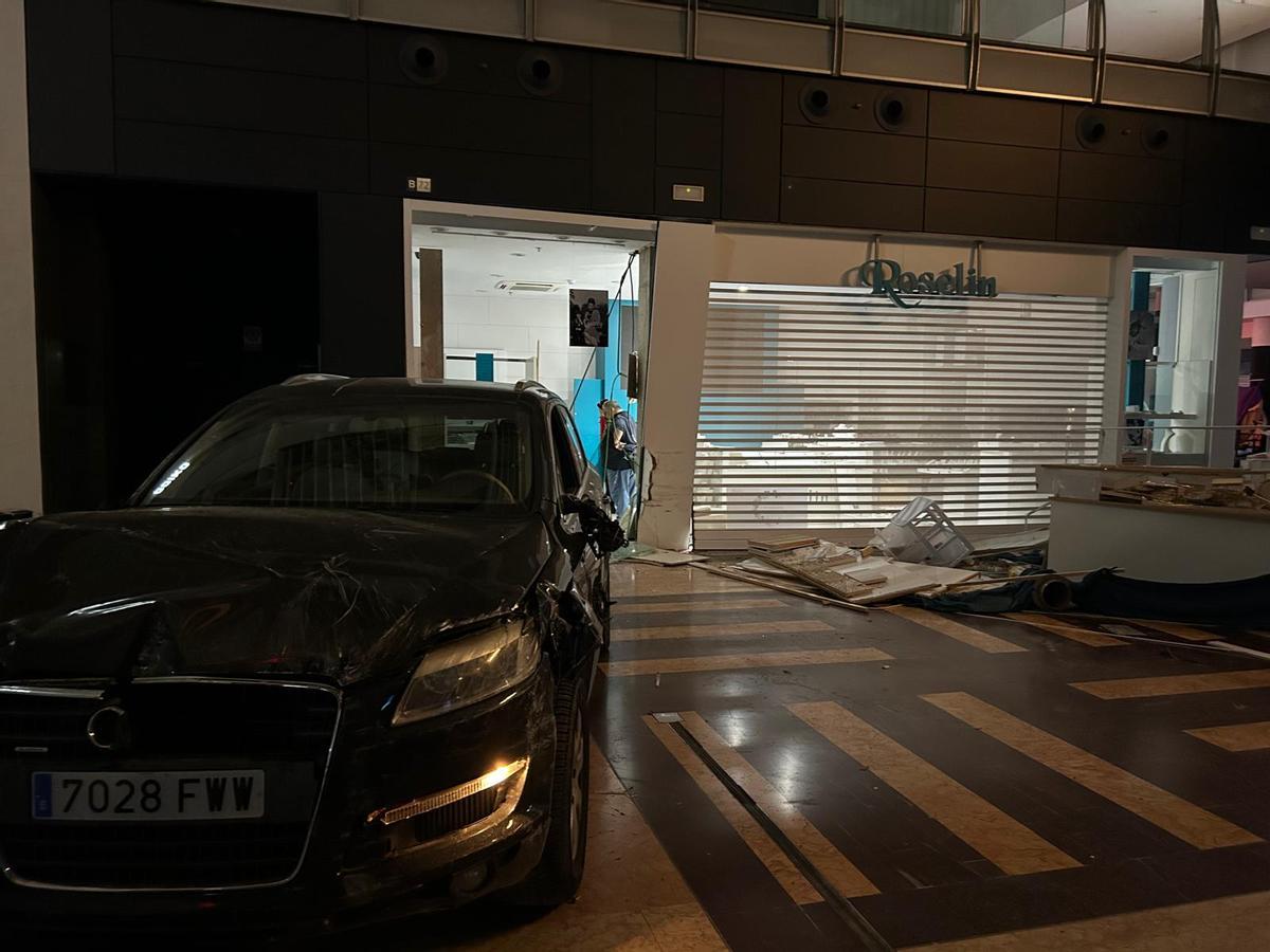 Coche abandonado tras el robo con alunizaje en Nueva Condomina, en Murcia.