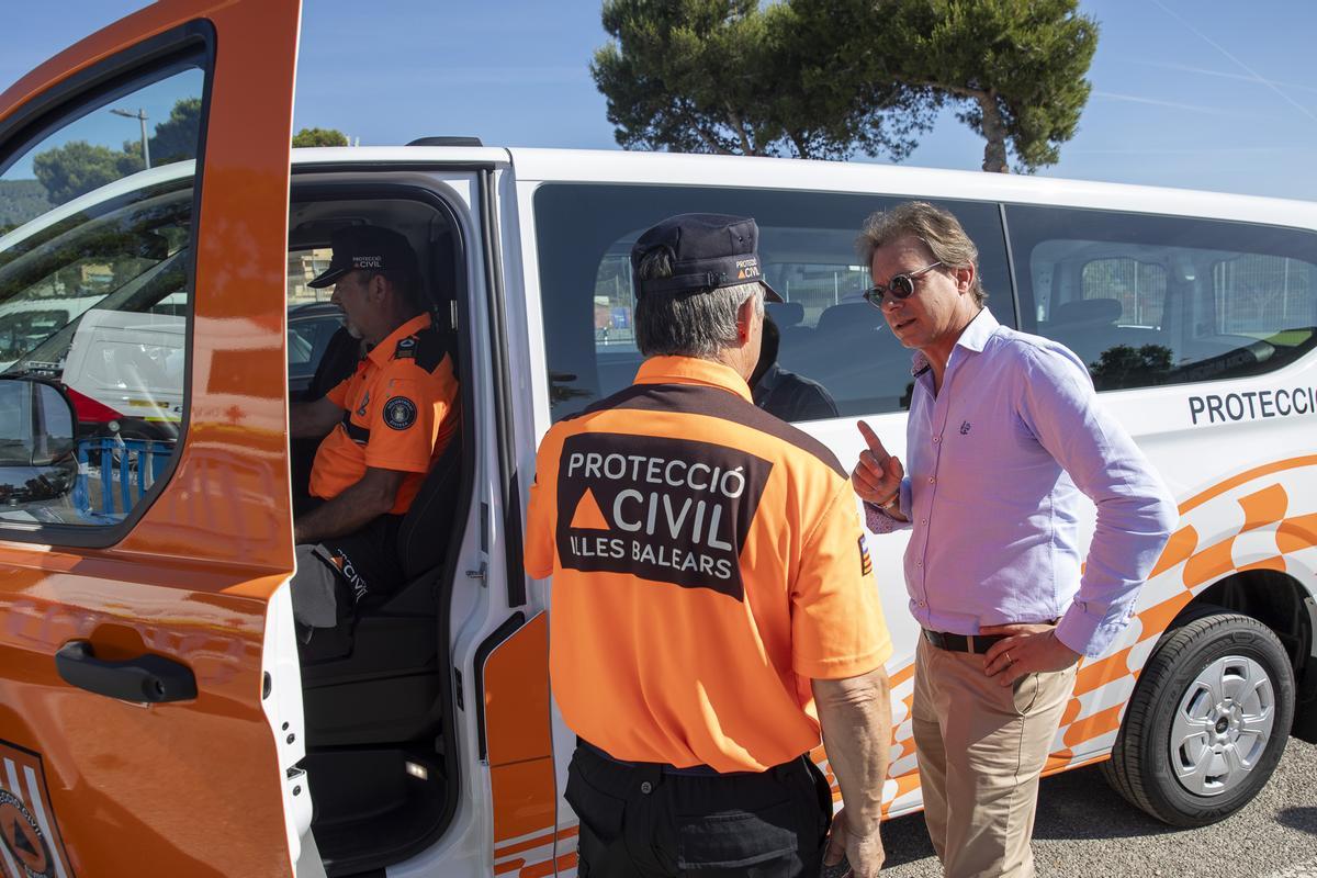La presentación de la nueva furgoneta de refuerzo para el equipo de Protección Civil de Ibiza