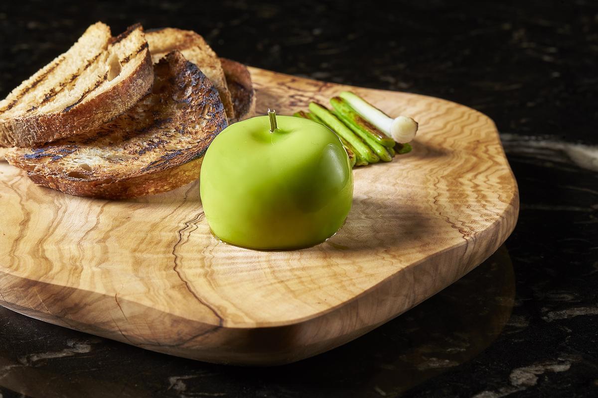 La manzana al foie forma parte de los clásicos de Leña que el Grupo Dani García ha llevado también a Ibiza.