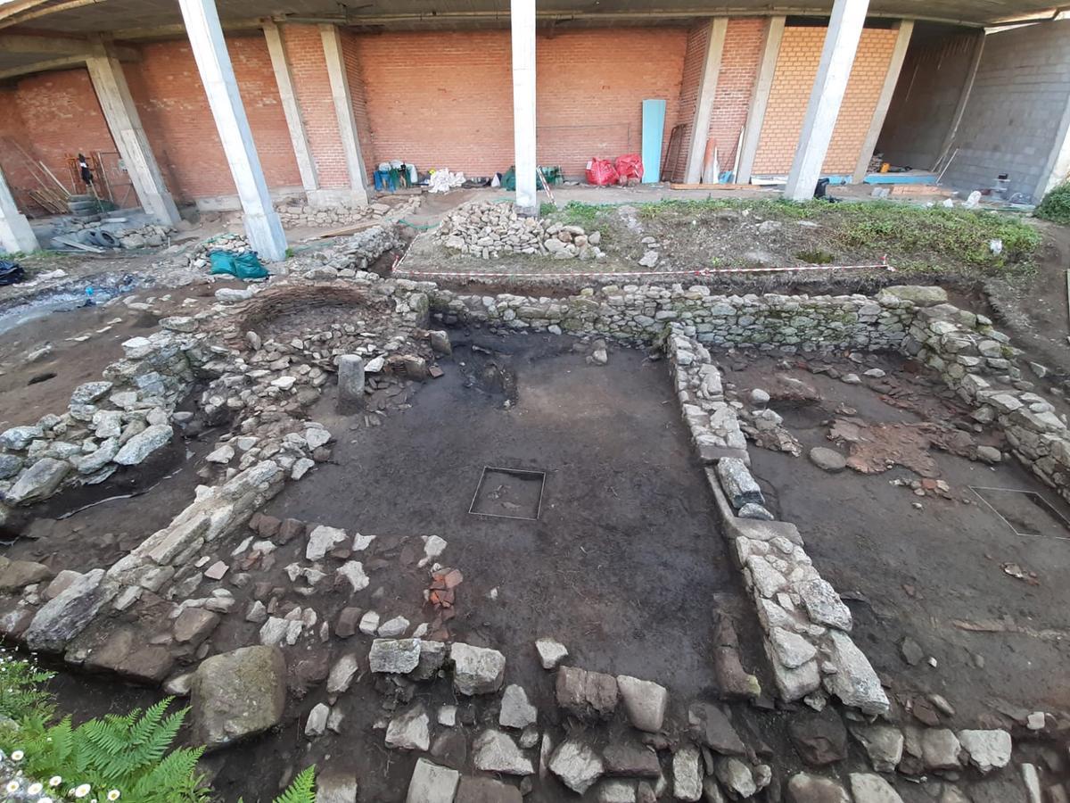 Una panorámica del solar de la excavación, en la que se aprecian las tres estancias, el horno y al fondo el bajo en el que se creará la sala museística.