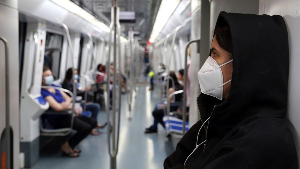 Usuarios del metro de Barcelona con mascarilla obligatoria