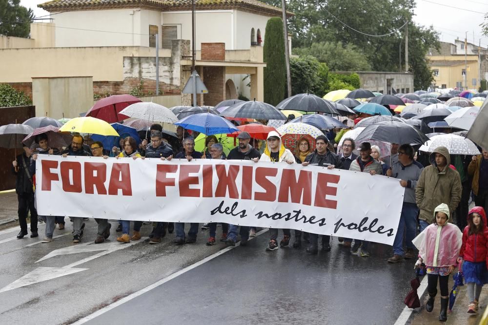 Mig miler de persones desafien el feixisme i la pluja a Verges