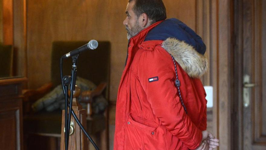 El acusado esta mañana en el inicio del juicio que finalmente se suspendió.