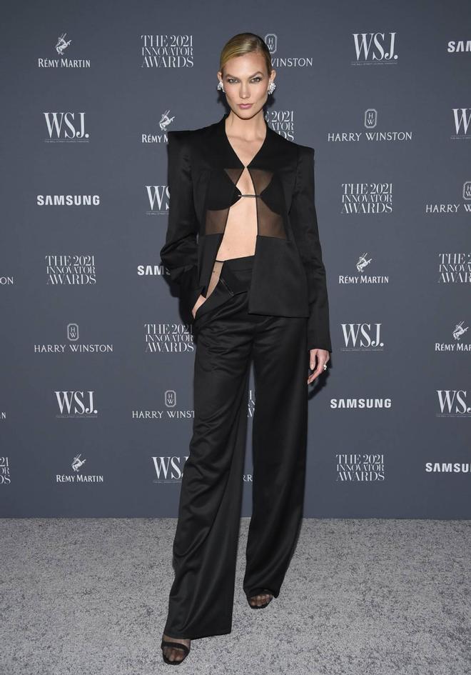 Karlie Kloss con conjunto negro con trasparencias de Grace Ling y sujetador