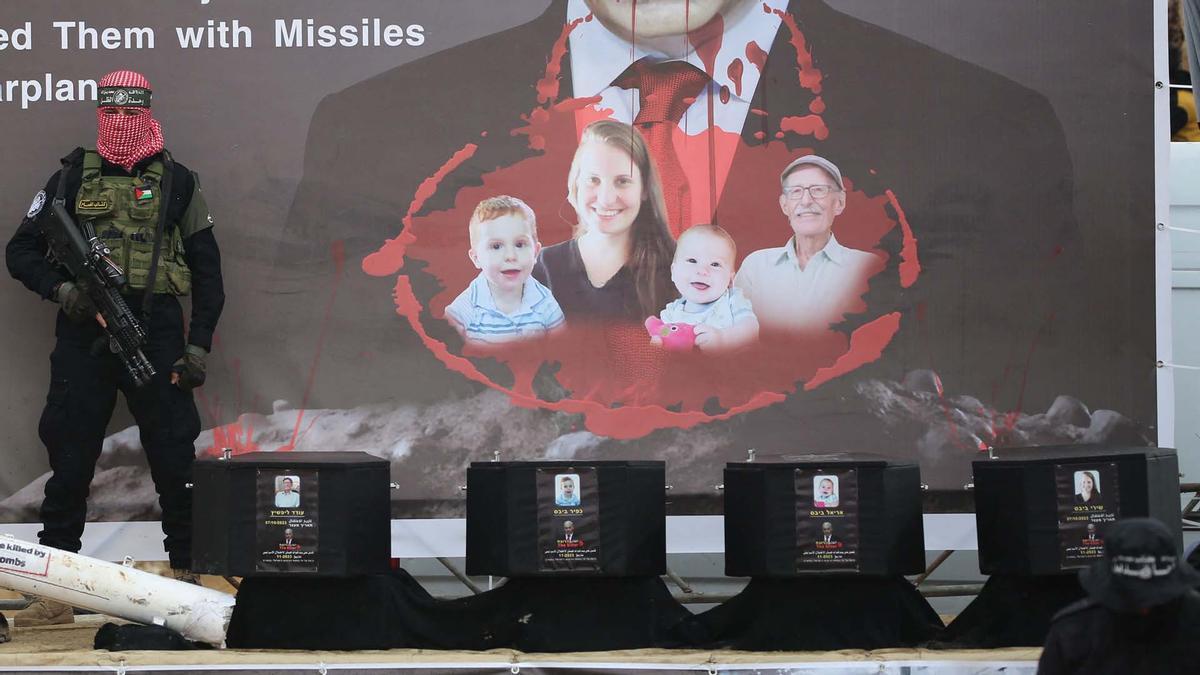 Hamás entrega a Israel los cuerpos de cuatro rehenes , incluidos los de la familia Bibas