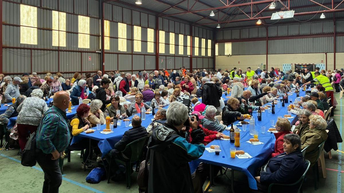 La comida en el polideportivo del colegio Manuel Fernández Juncos.