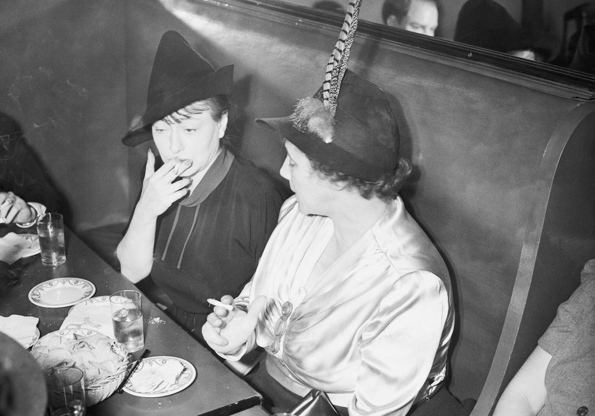 Dorothy Parker y Olga Kaltenborn, en un café de Nueva York en la década de los 30.