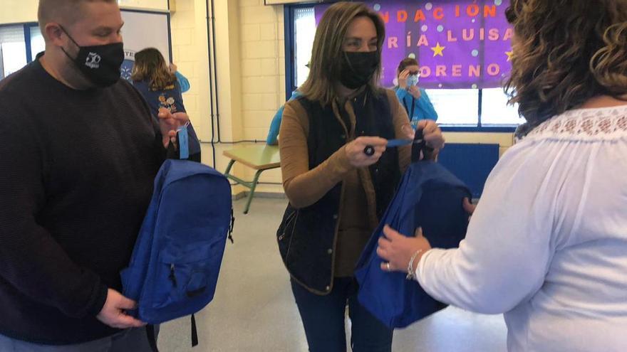 Un momento de la entrega del material escolar en el Giner de los Ríos de Elche