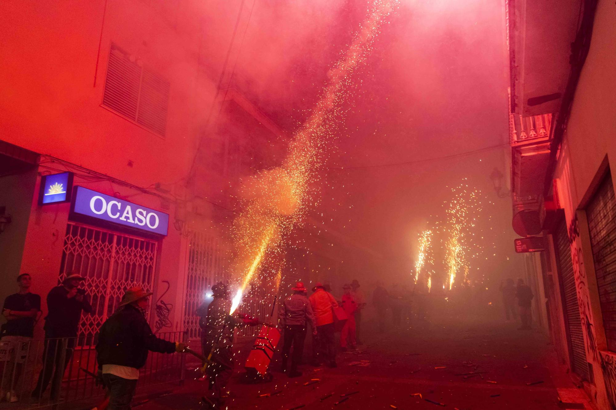 Así ha sido el pasacalle de cohetes de lujo en Paterna