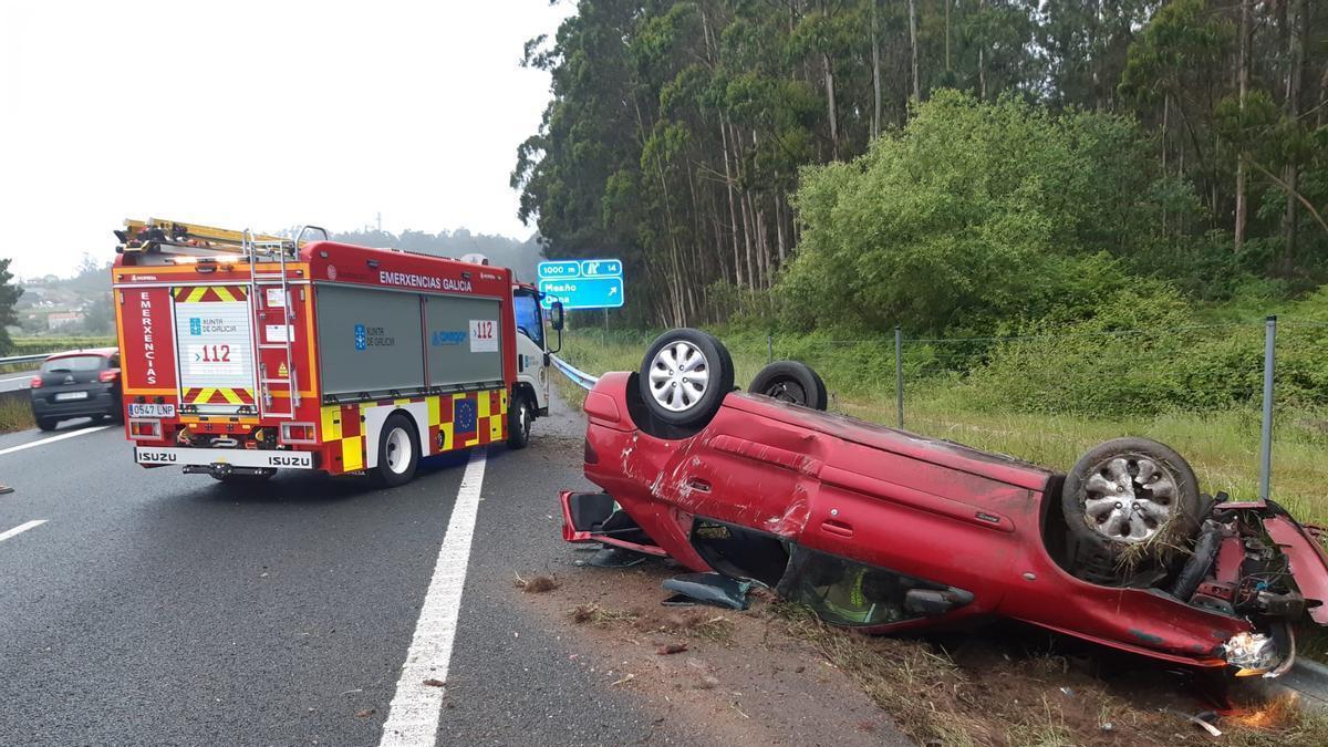 Uno de los coches que volcó en la autovía