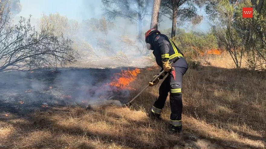 BomberosCM trabajando en las reproducciones que esta tarde se han producido en el entorno del Embalse de San Juan