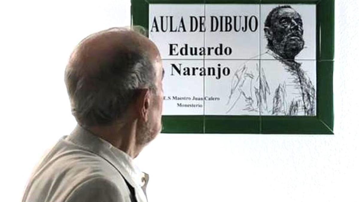 Eduardo Naranjo observa la placa que lleva su nombre en el aula de dibujo