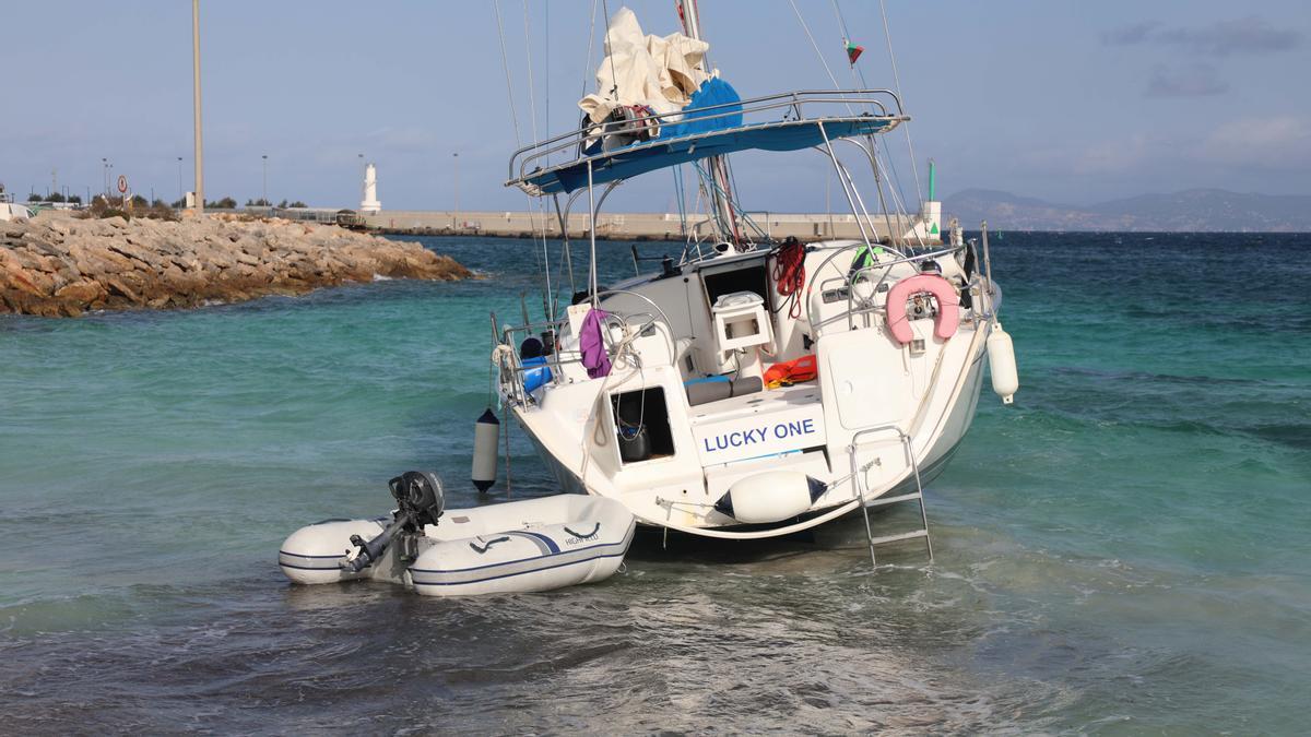 Un velero queda embarrancado en el puerto de la Savina en Formentera