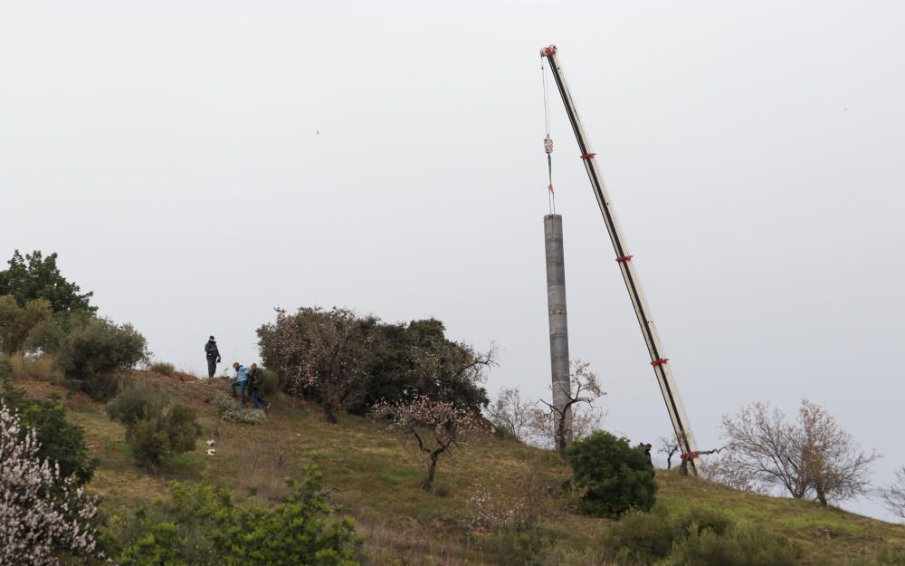 Los operarios trabajan en el 'encamisado' del túnel de rescate introduciendo tubos que aseguren la galería.