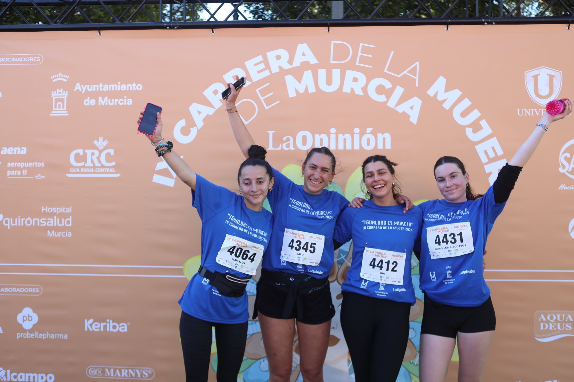 Las participantes posan en el photocall tras finalizar la Carrera de la mujer de Murcia