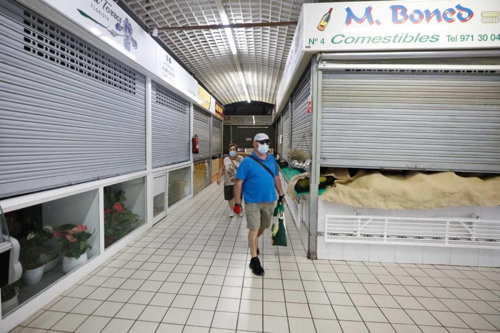 Cierre y cacerolada en el Mercat Nou en protesta por las restricciones