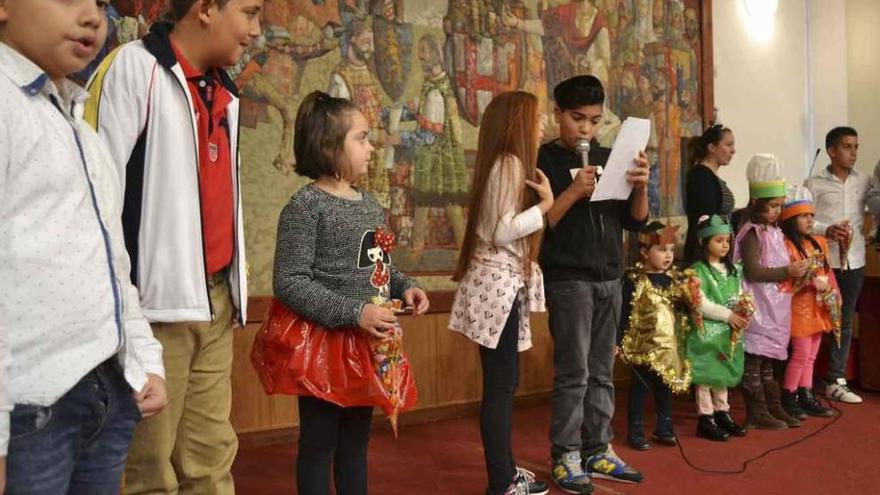 Niños y niñas premiados en el II Concurso de Postales.