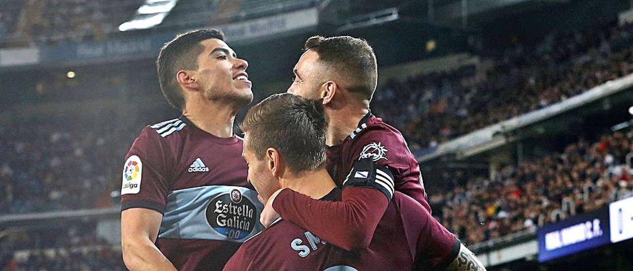Iago Aspas y Olaza abrazan a Smolov tras un gol del Celta de Vigo en el Santiago Bernabéu. | Chema Moya / Efe
