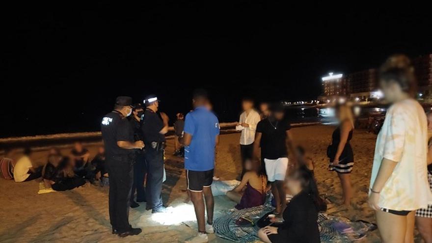 Más agentes en la playa controlando el botellón