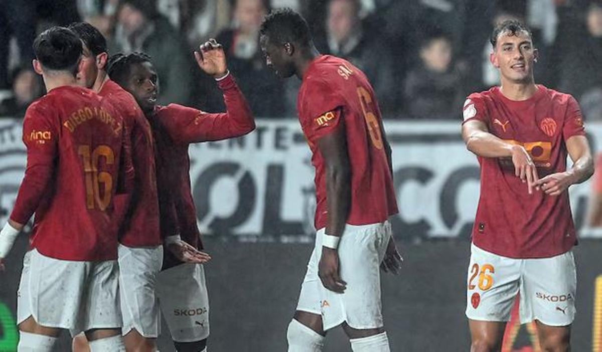 Umar Sadiq, con los compañeros tras anotar su gol al Burgos