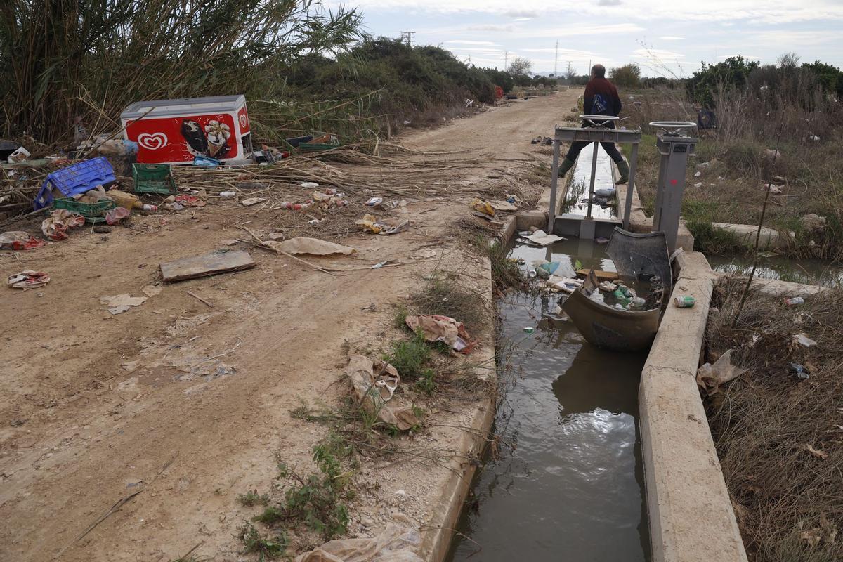 Residuos y destrozos en las infraestructuras hídricas del arrozal.