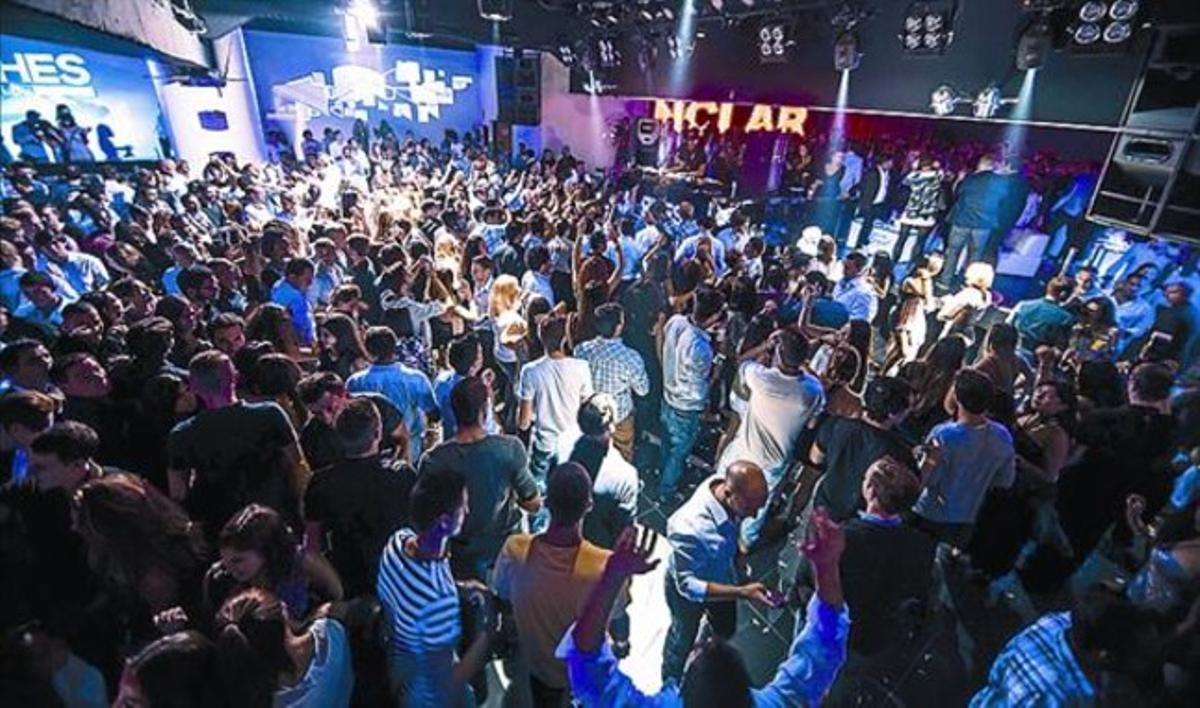 Arriba, sesión inaugural del Ker Club el pasado jueves. A la izquierda, imagen virtual del VIP Moet de Sutton y, al lado, ambiente en el nuevo Marhes.