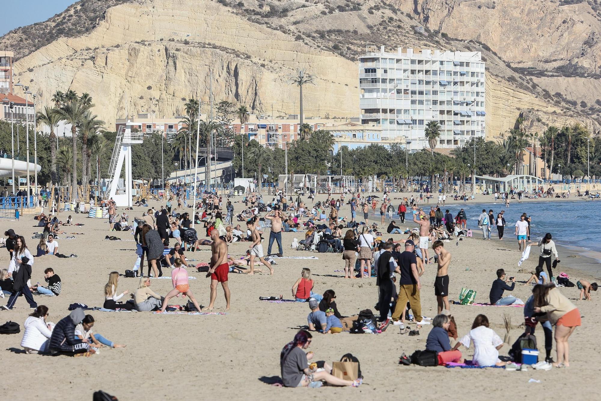Ambiente en la playa del postiguet el día de Navidad