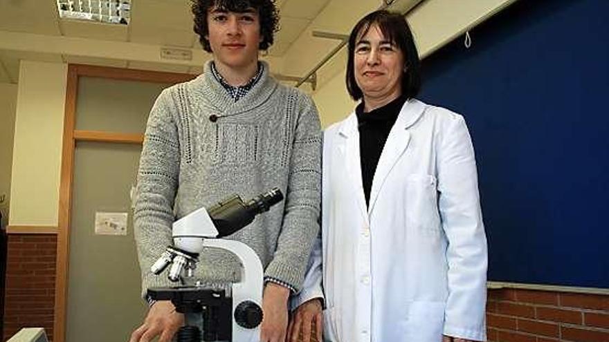 Pablo Argüelles y Esther Orviz, en el laboratorio del Instituto naveto.