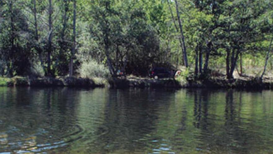 Playa fluvial de Santa Croya de Tera, habilitada para el acceso y con zonas de césped y sombra.