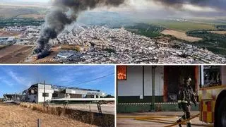 El incendio de Palma del Río, extinguido tras cuatro días de lucha contra el fuego: más de 11.000 toneladas de ropa complicaron la intervención