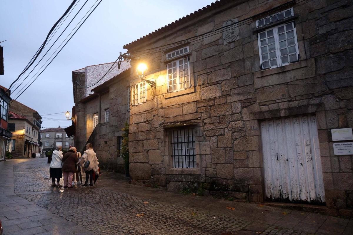 El mal estado de la carpintería de Torrado es visible desde el exterior.