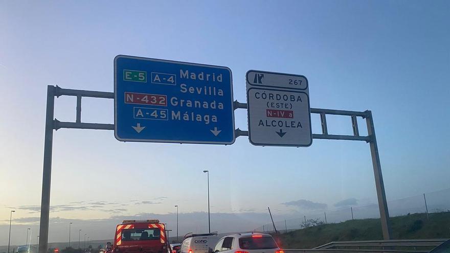 Vuelca un camión en la autovía cerca de la cárcel de Alcolea