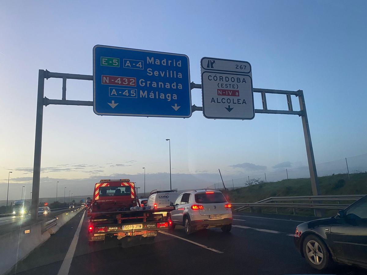 Coches parados al este de Córdoba, en la entrada a la ciudad por la autovía A 4, en sentido Torrecilla.
