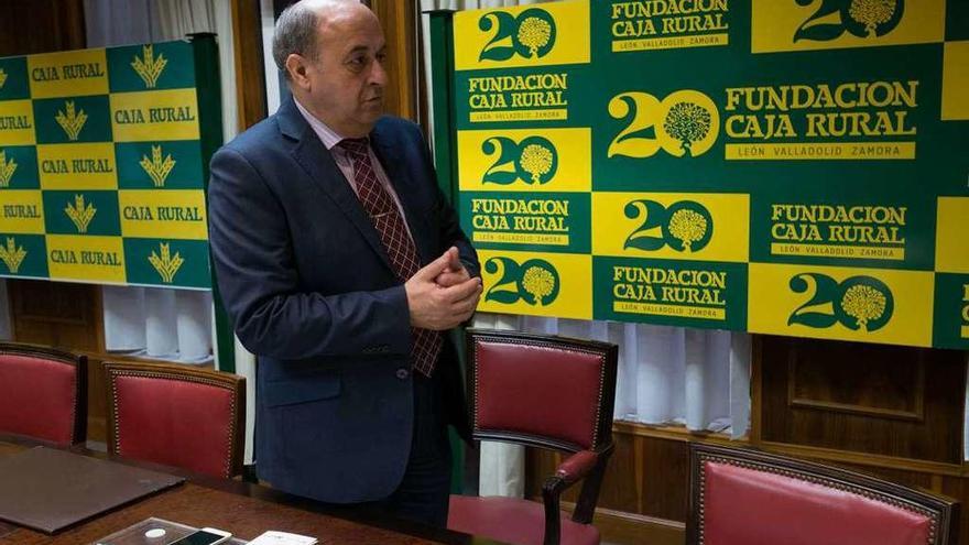 Feliciano Ferrero, con el nuevo logo conmemorativo del aniversario de la Fundación Caja Rural.