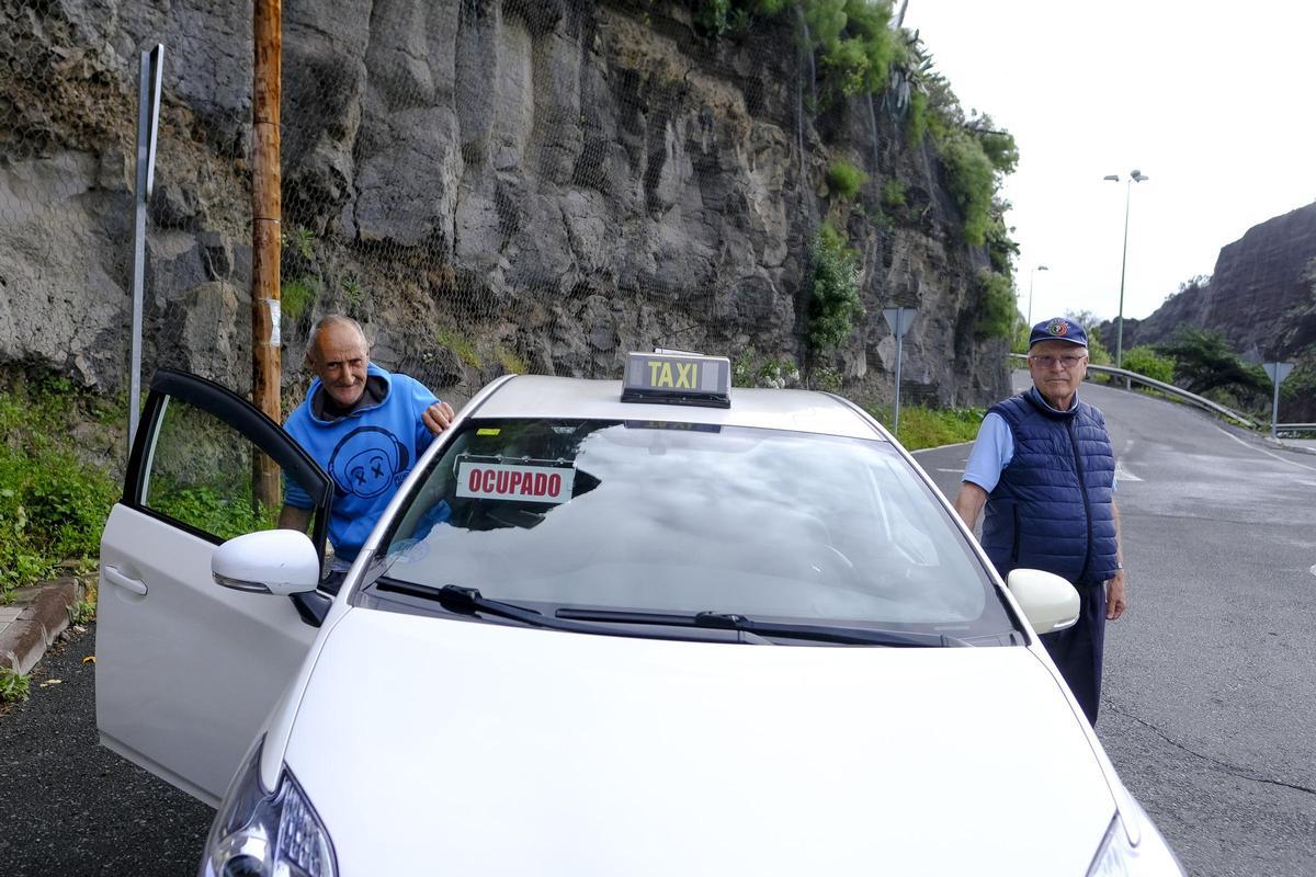 El servicio de taxi-guagua recoge a un usuario en la rotonda de Llanos María Rivera.
