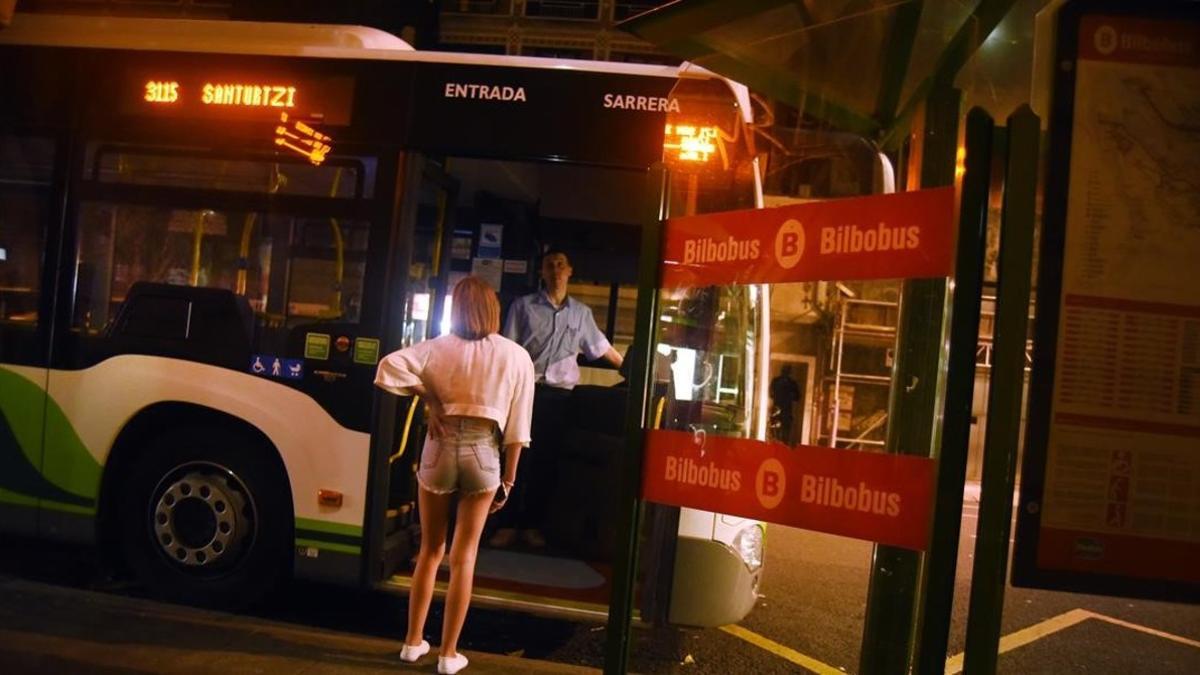 Una mujer accede, en Bilbao, a un autobús que dispone de paradas a demanda para mujeres no acompañadas,