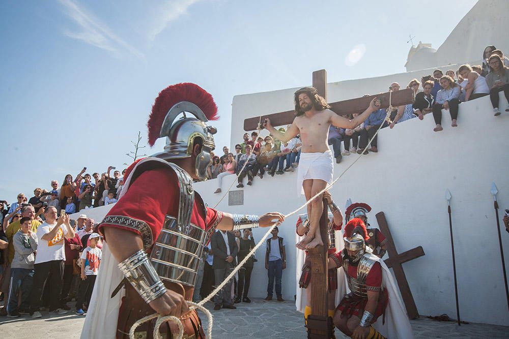 Centenares de personas asisten en el Puig de Missa a la recreación de la muerte de Jesucristo.