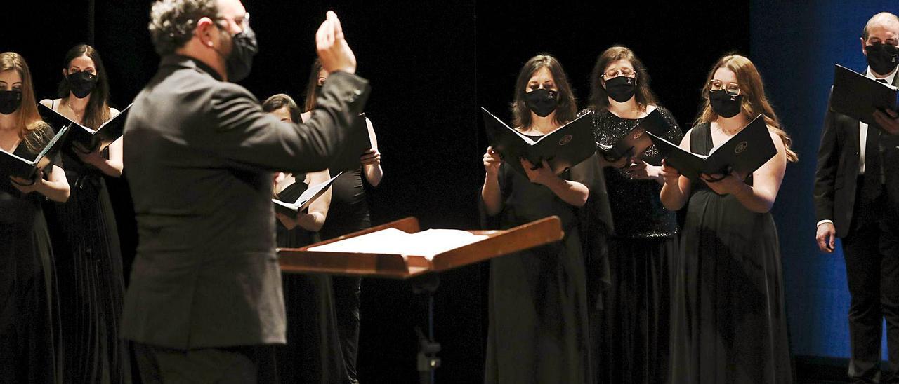 “El León de Oro”, ayer, durante su actuación en el teatro Palacio Valdés de Avilés. En primer término, su director Marco García de Paz. | Ricardo Solís