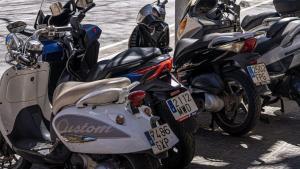 Les motos continuen aparcant als voltants de les escoles