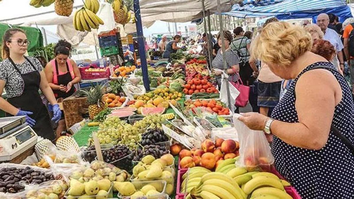 Productos frescos en un día de mercado en Orihuela, en una imagen de archivo