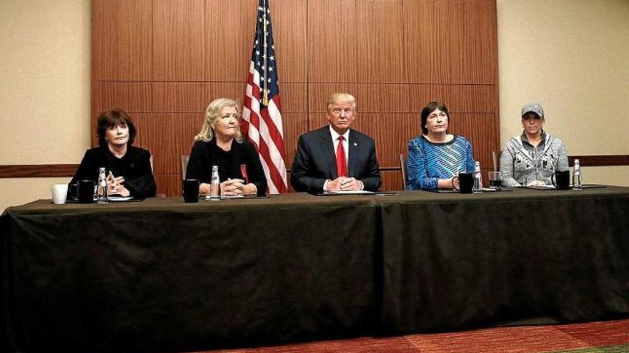 Trump reuneix quatre dones que van denunciar Bill Clinton