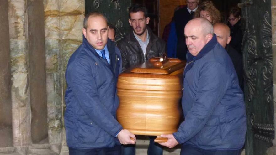 Sacerdotes y vecinos sacan el féretro con los restos de Cándido García de la iglesia de San Pedro.